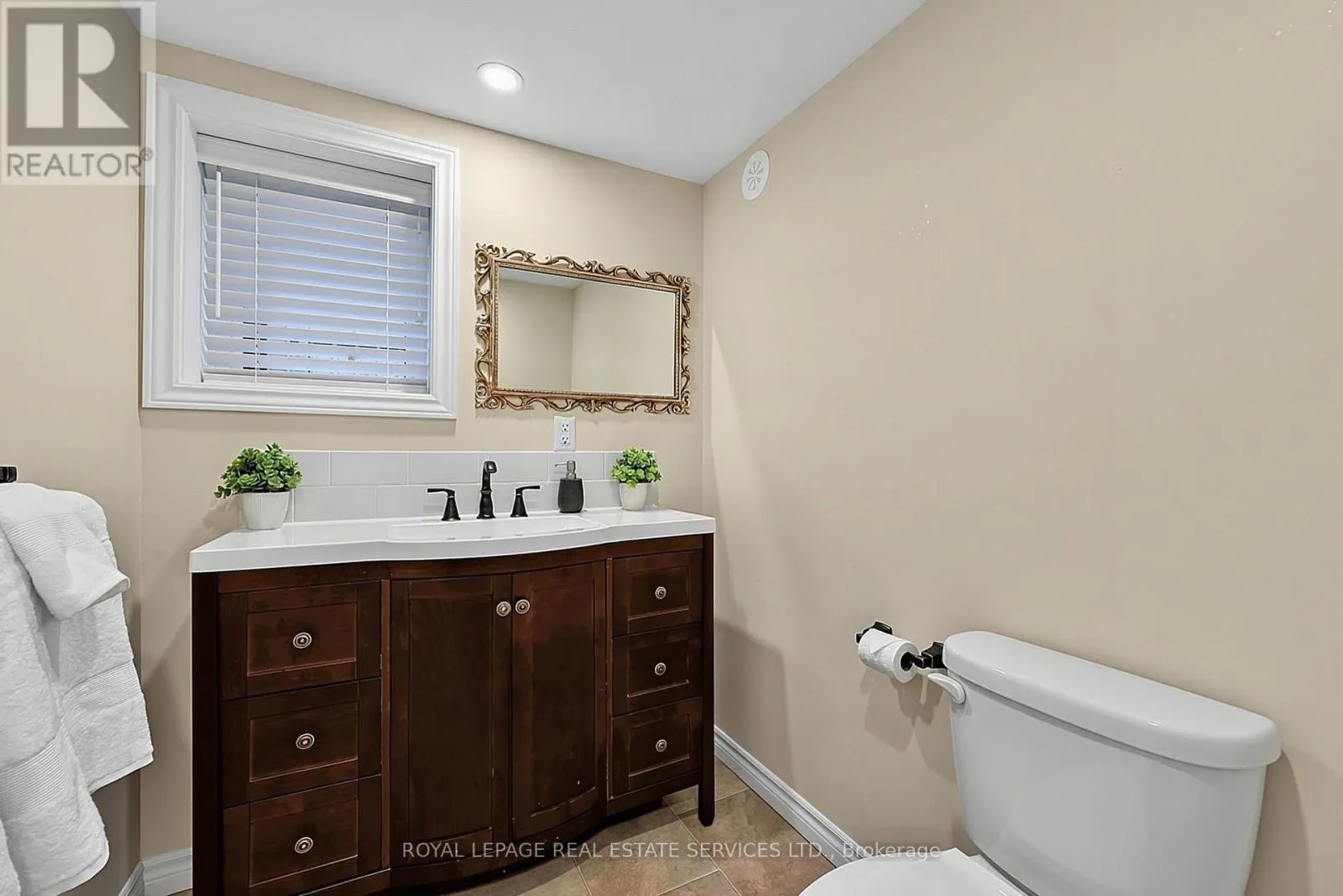 17 LEEWARD CIRCLE