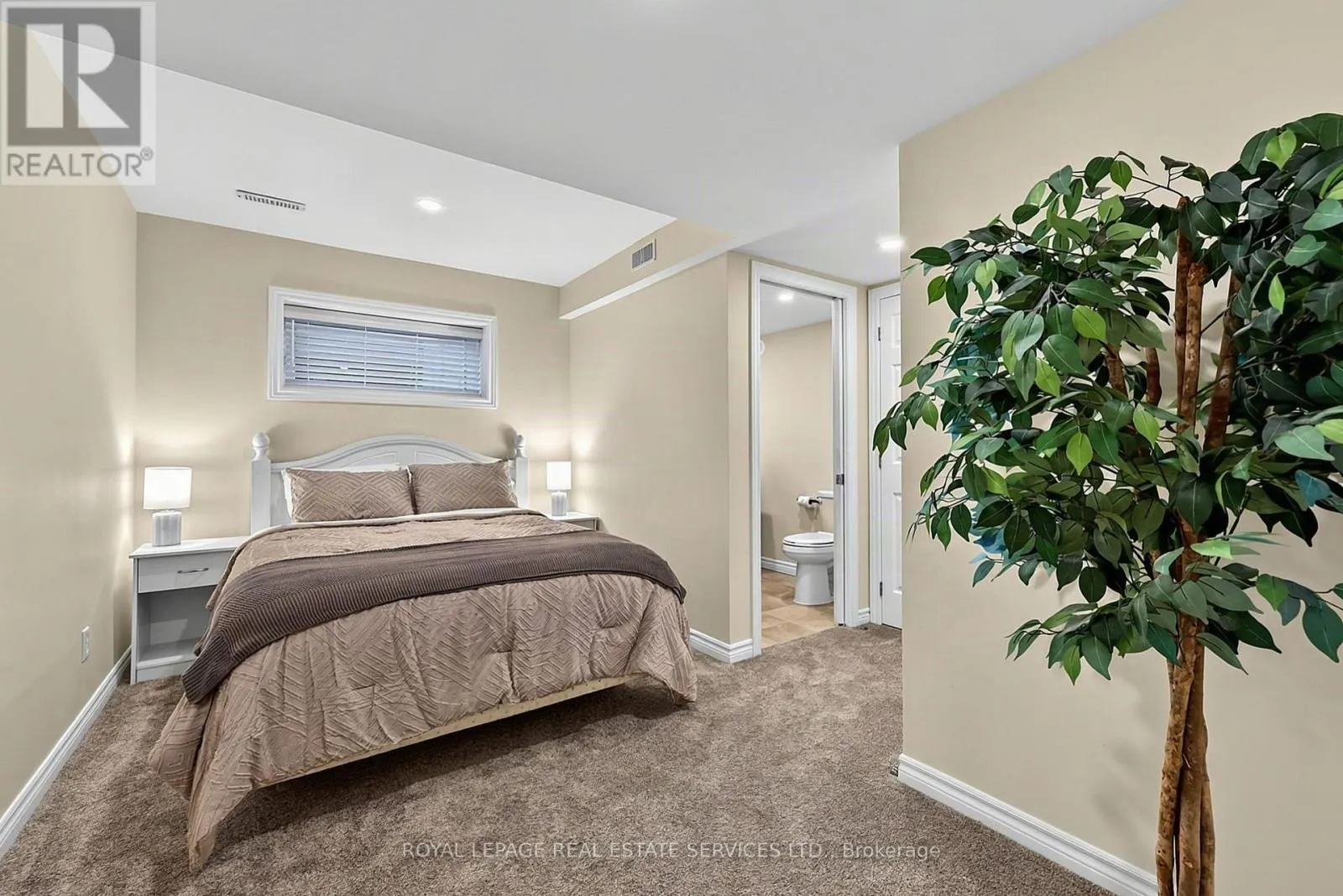 17 LEEWARD CIRCLE