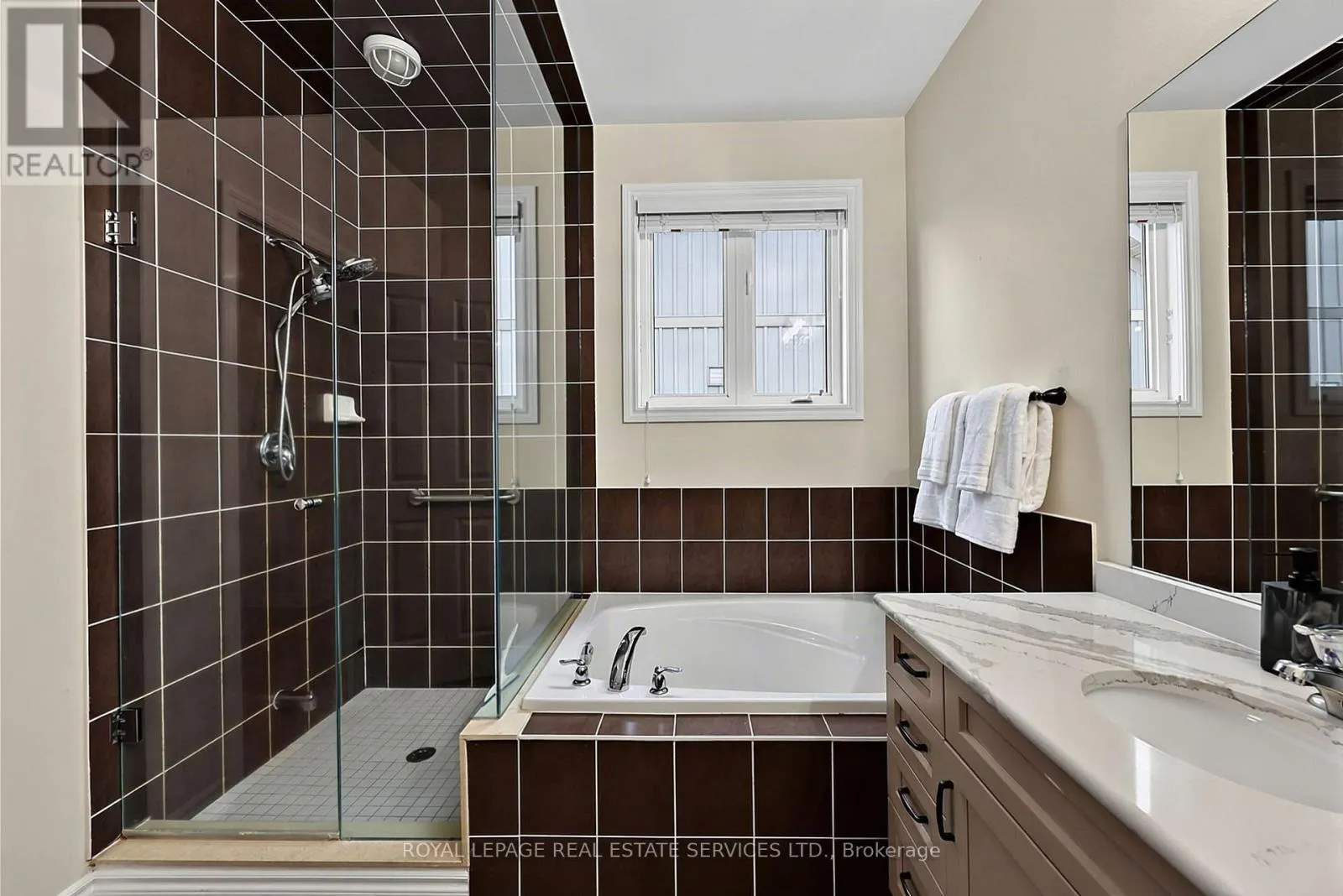 17 LEEWARD CIRCLE