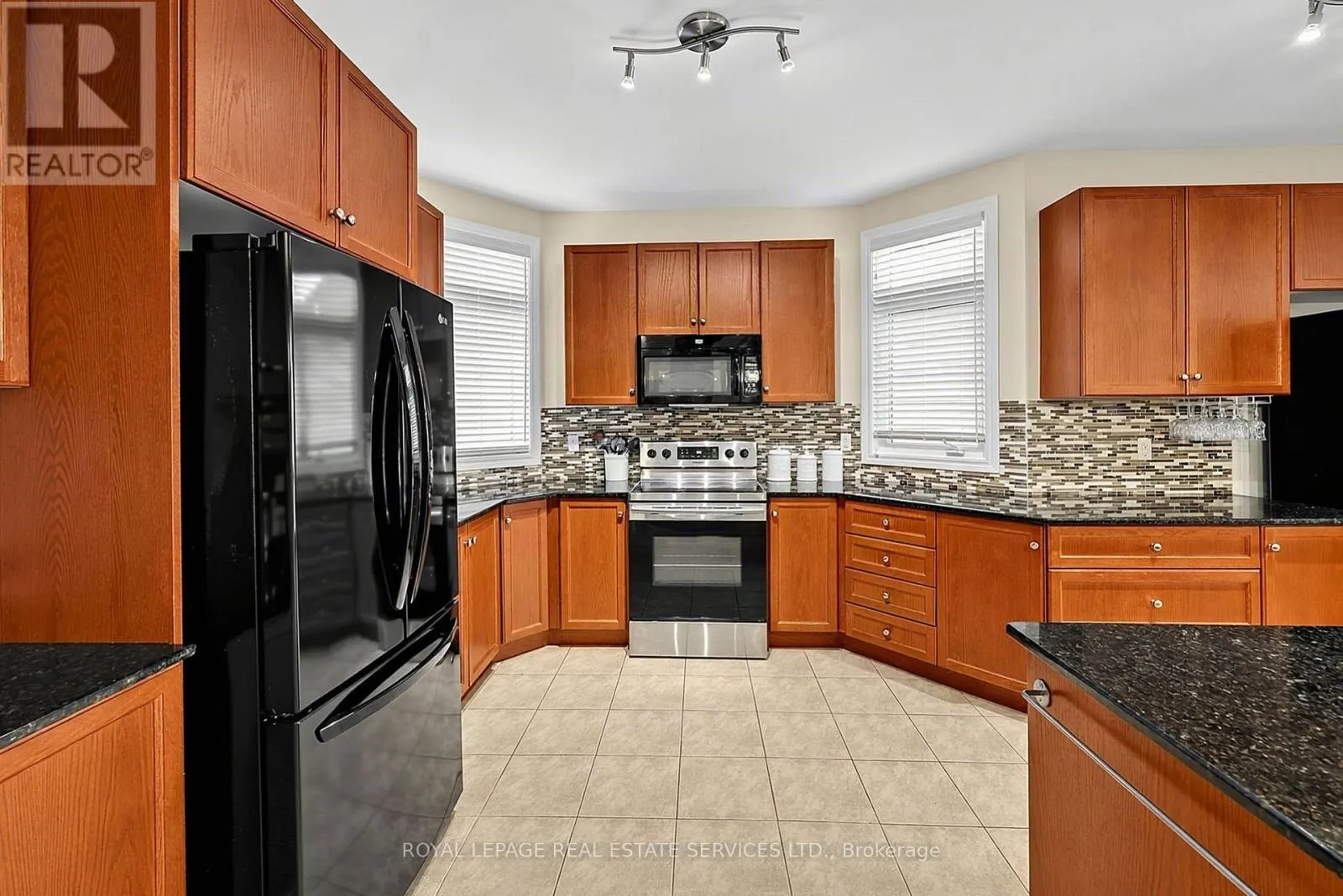 17 LEEWARD CIRCLE