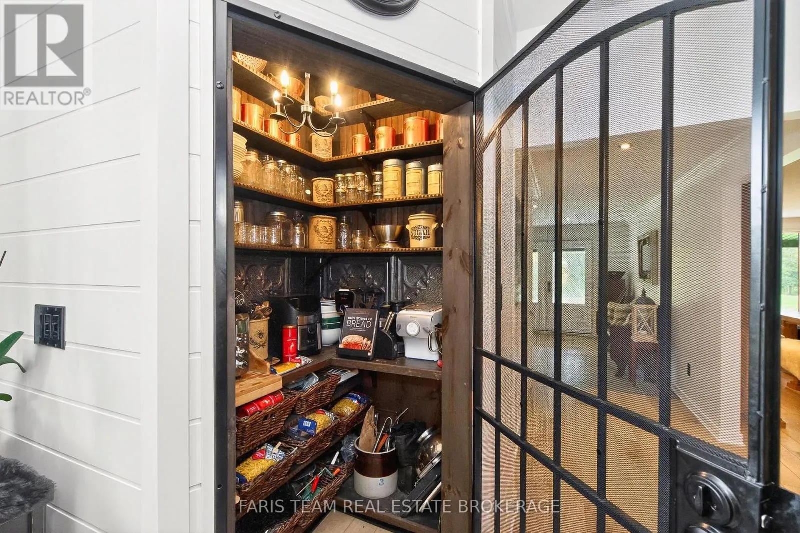 1076 BEAVER LANE