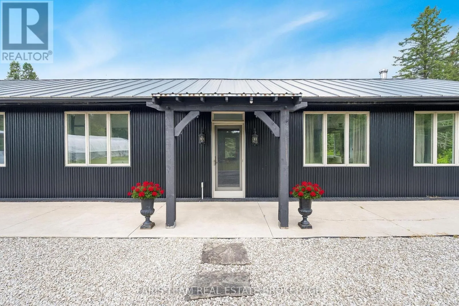 1076 BEAVER LANE