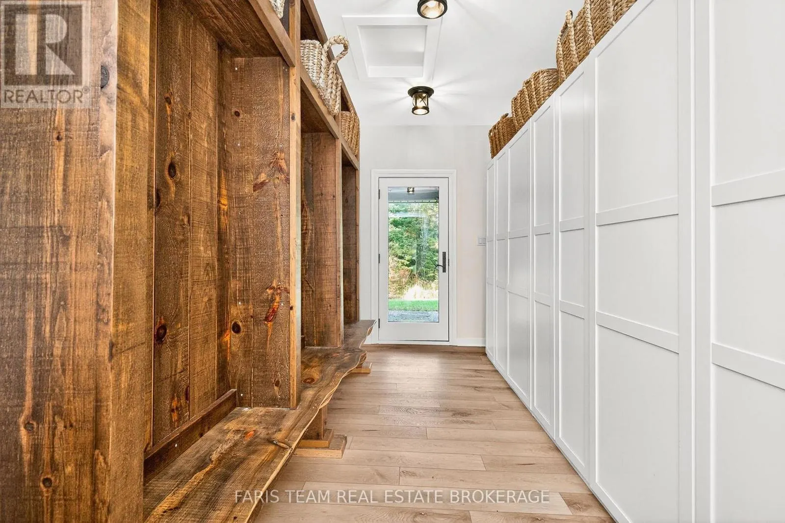 1076 BEAVER LANE