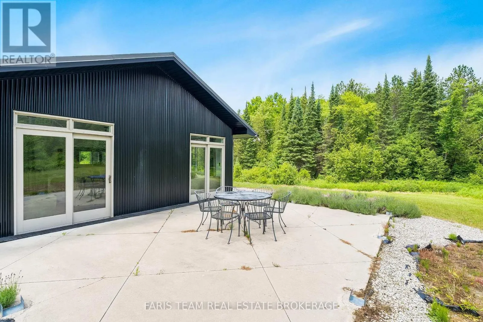 1076 BEAVER LANE