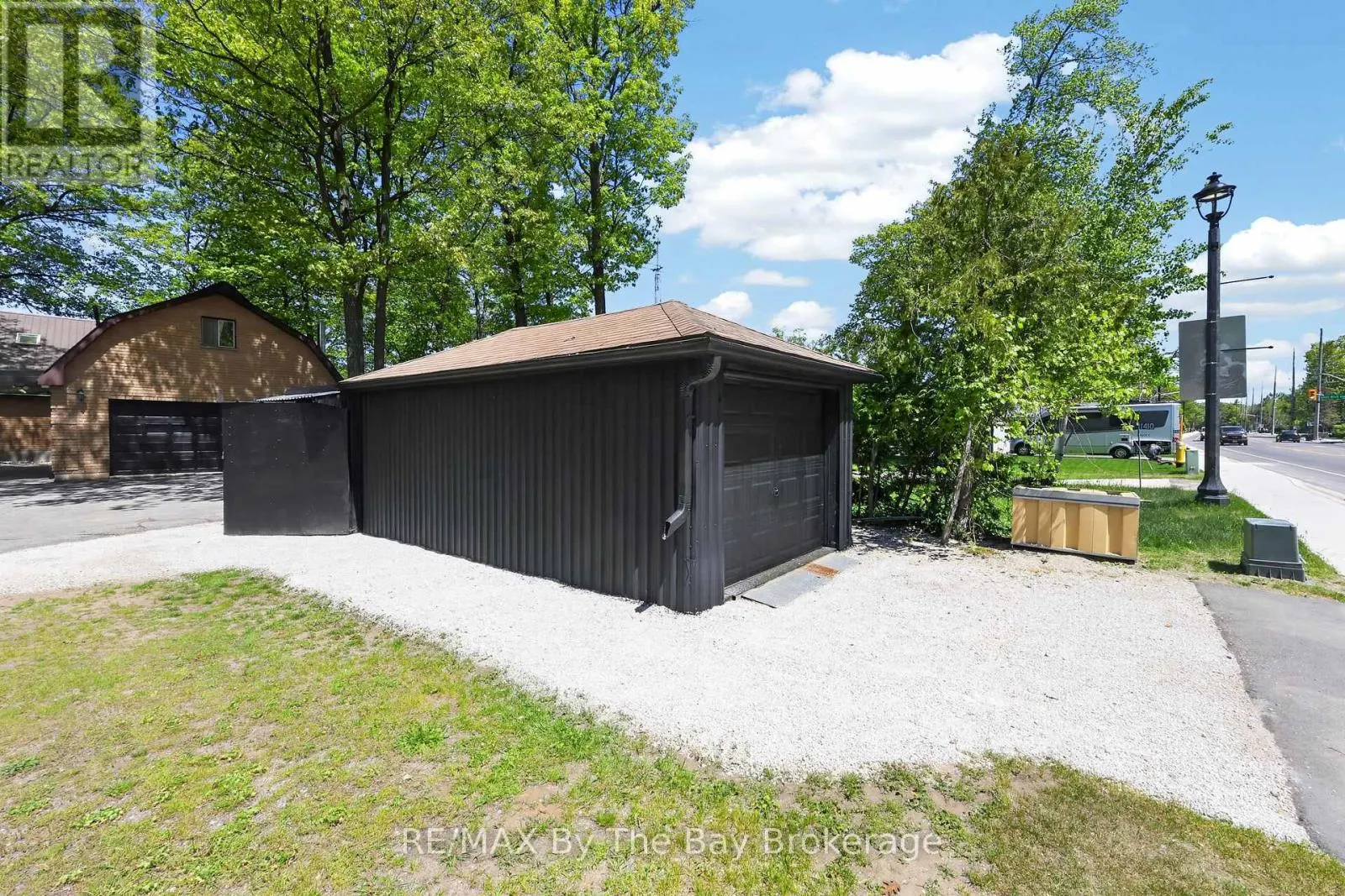 1416 RIVER ROAD W