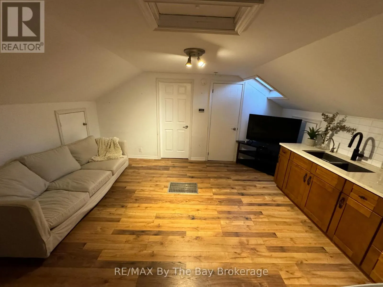 1416 RIVER ROAD W
