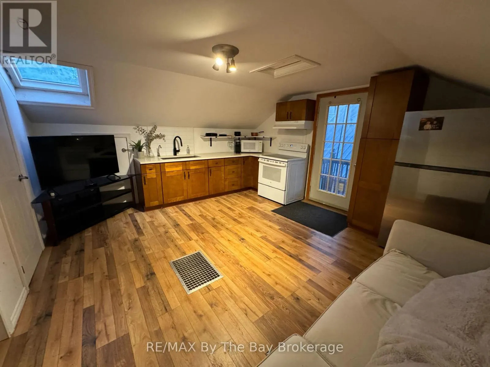 1416 RIVER ROAD W
