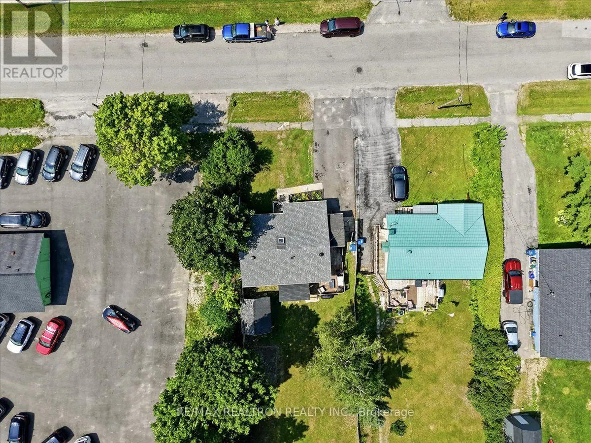 25 SIMCOE STREET