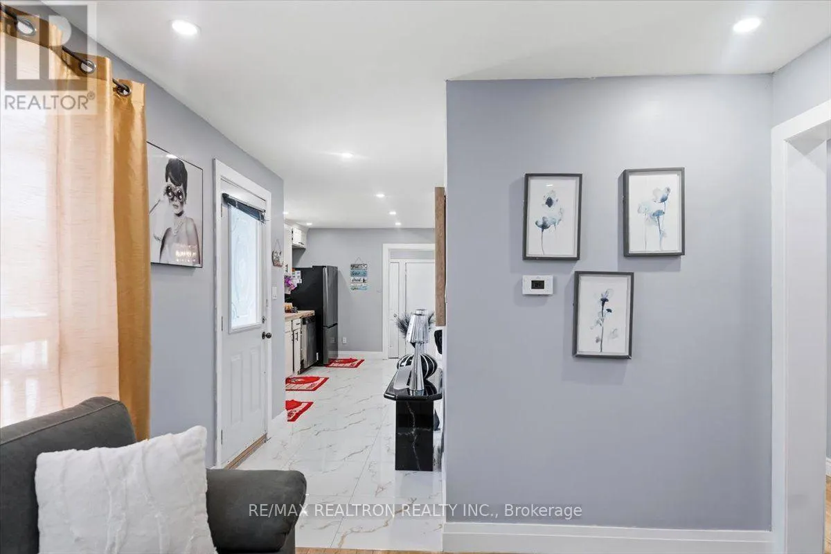 25 SIMCOE STREET