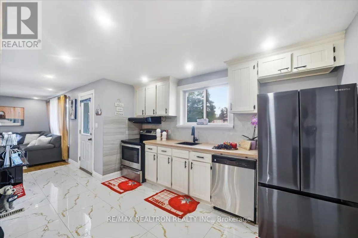 25 SIMCOE STREET