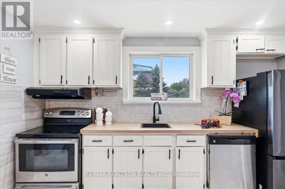 25 SIMCOE STREET