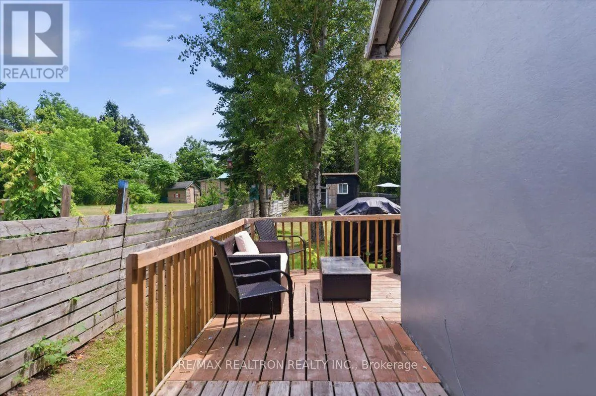 25 SIMCOE STREET