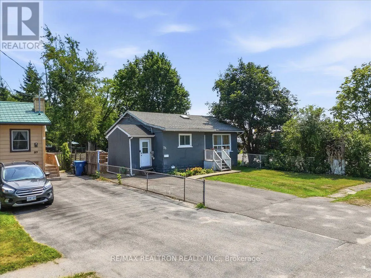 25 SIMCOE STREET