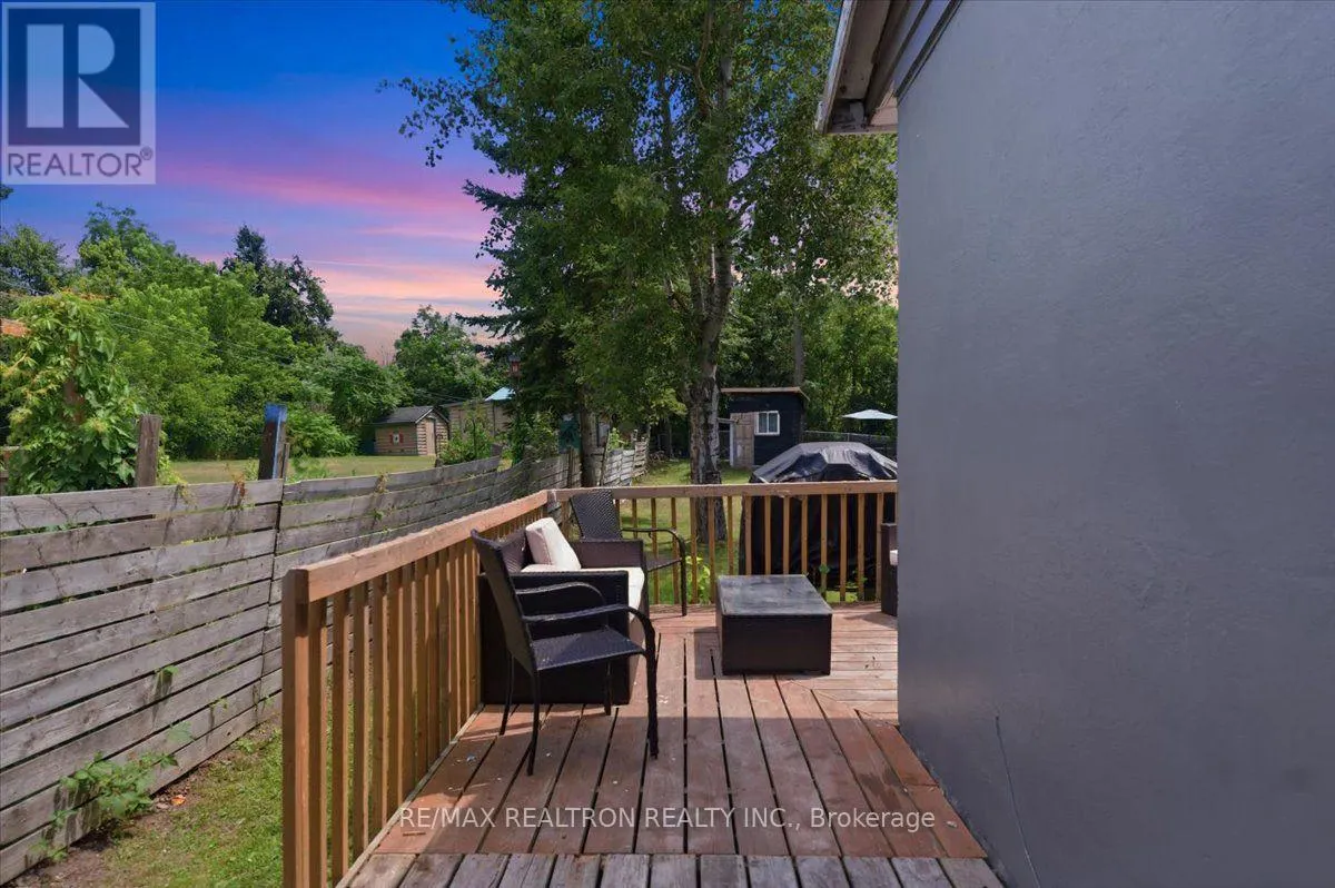 25 SIMCOE STREET