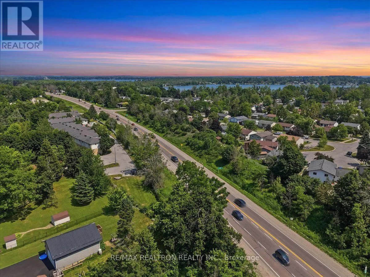 25 SIMCOE STREET
