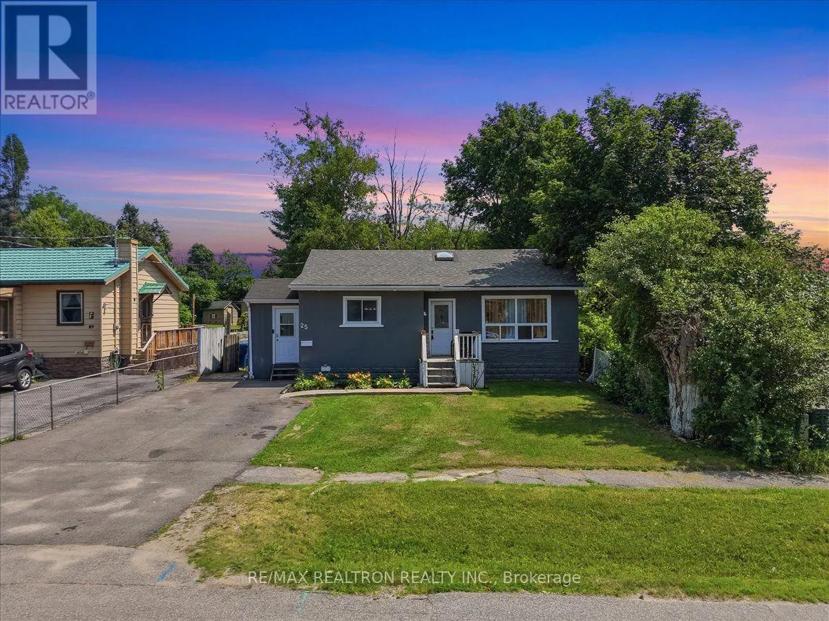 25 SIMCOE STREET