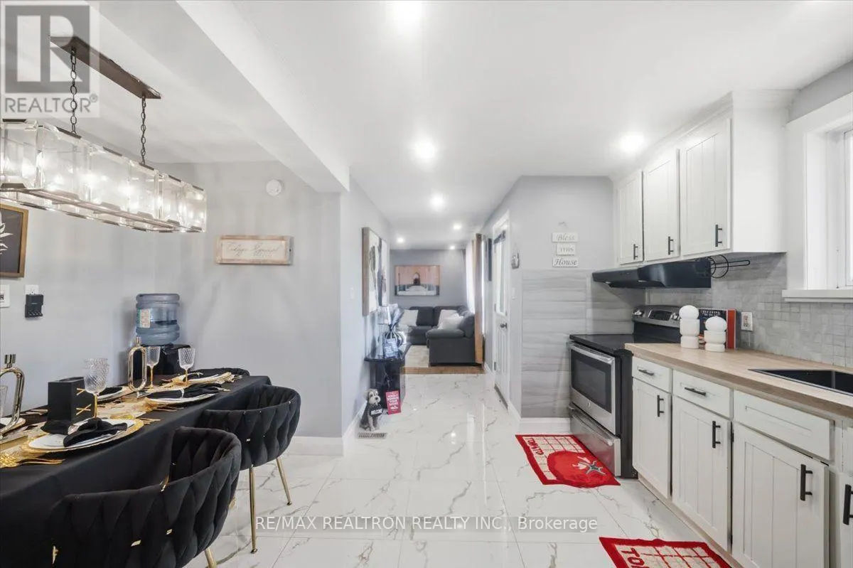 25 SIMCOE STREET