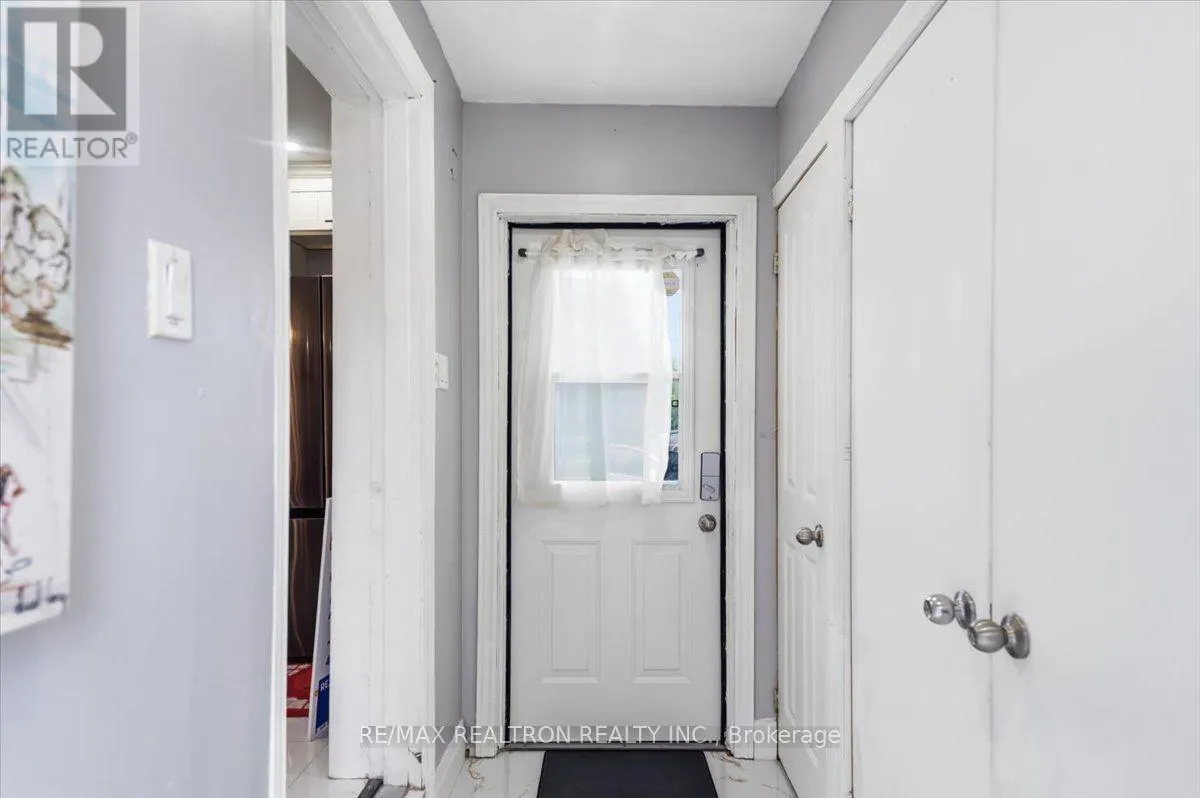25 SIMCOE STREET