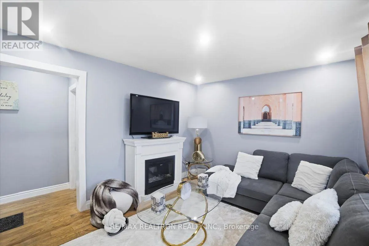 25 SIMCOE STREET