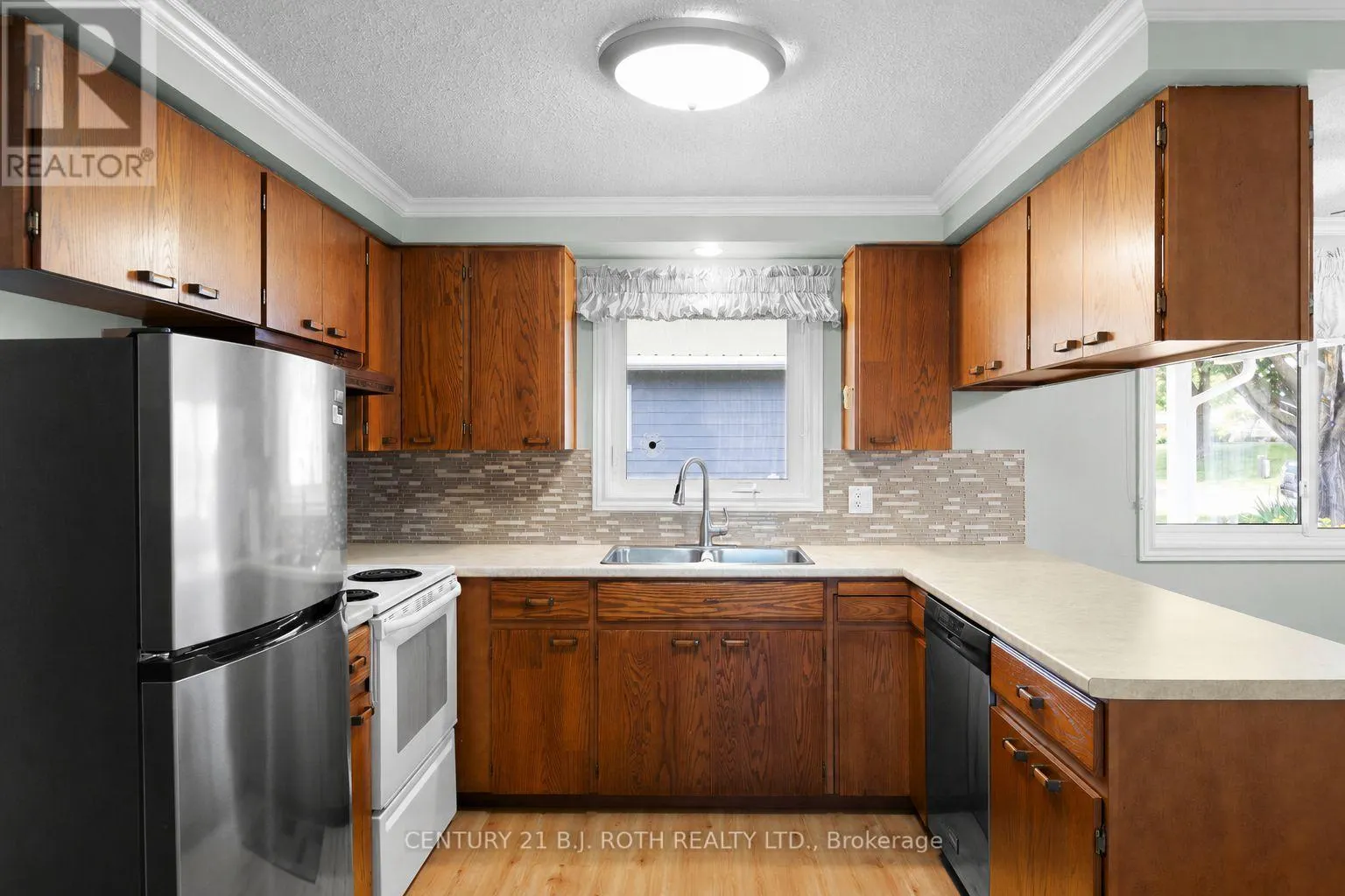 19 MAPLE CRESCENT