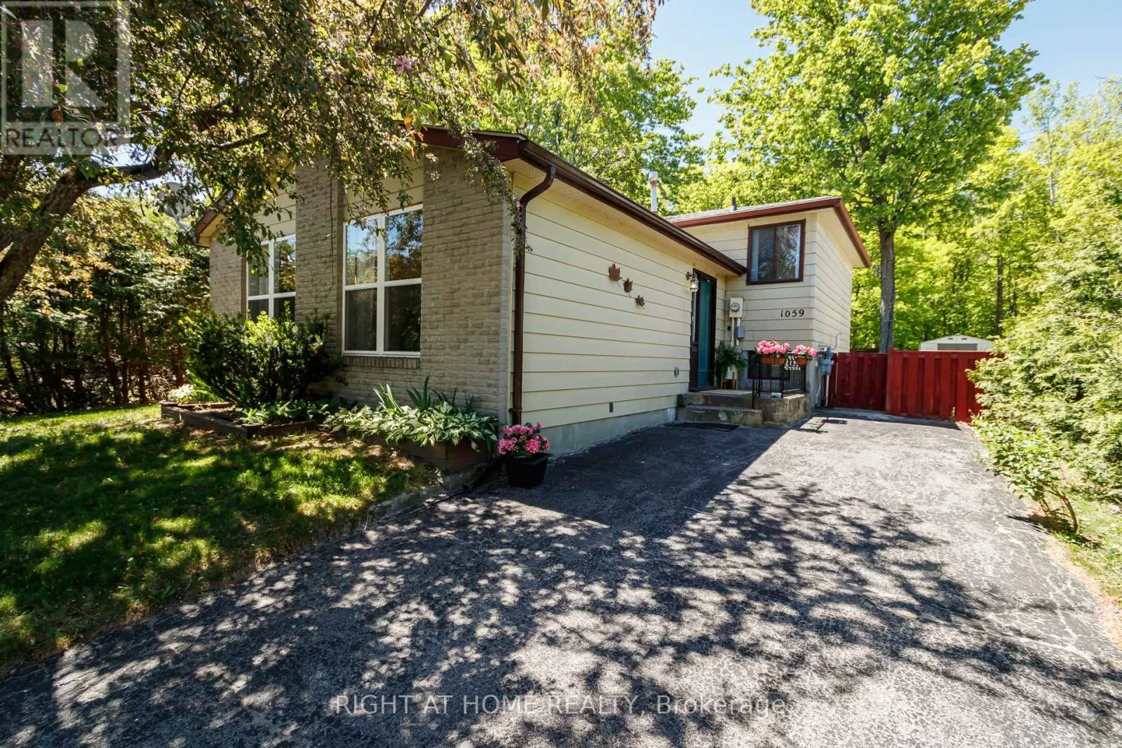 1059 GLEN MHOR CRESCENT