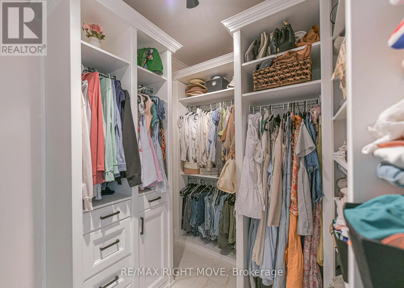 1043 HURLWOOD LANE