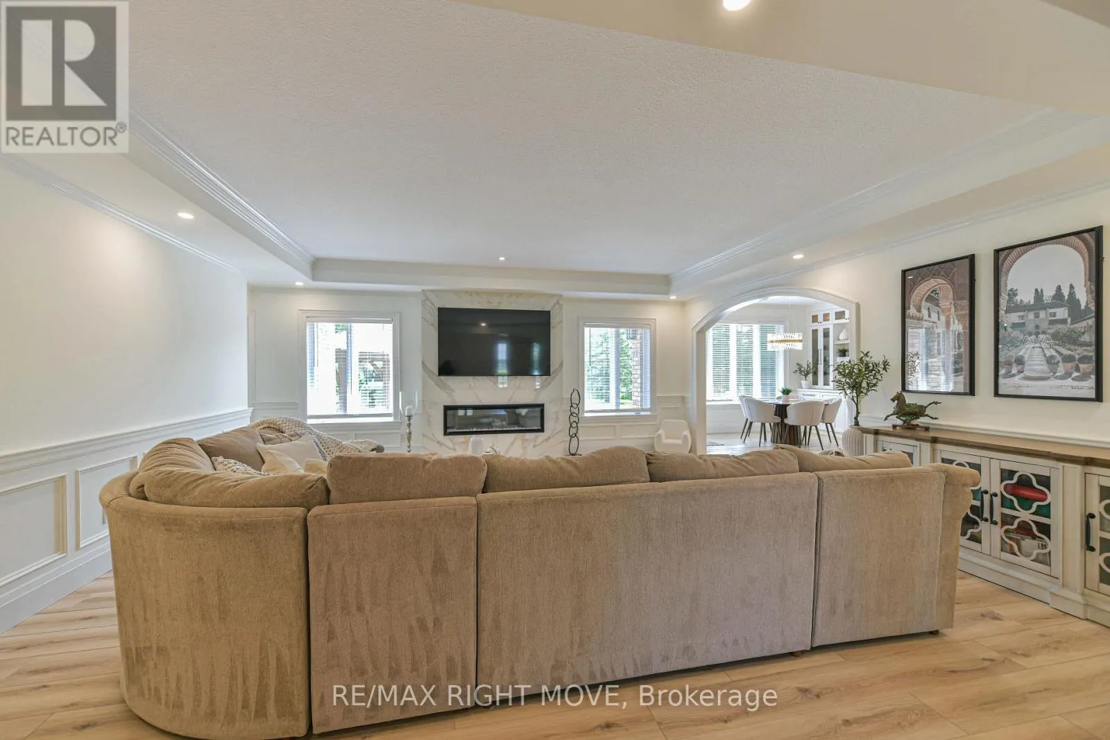 1043 HURLWOOD LANE