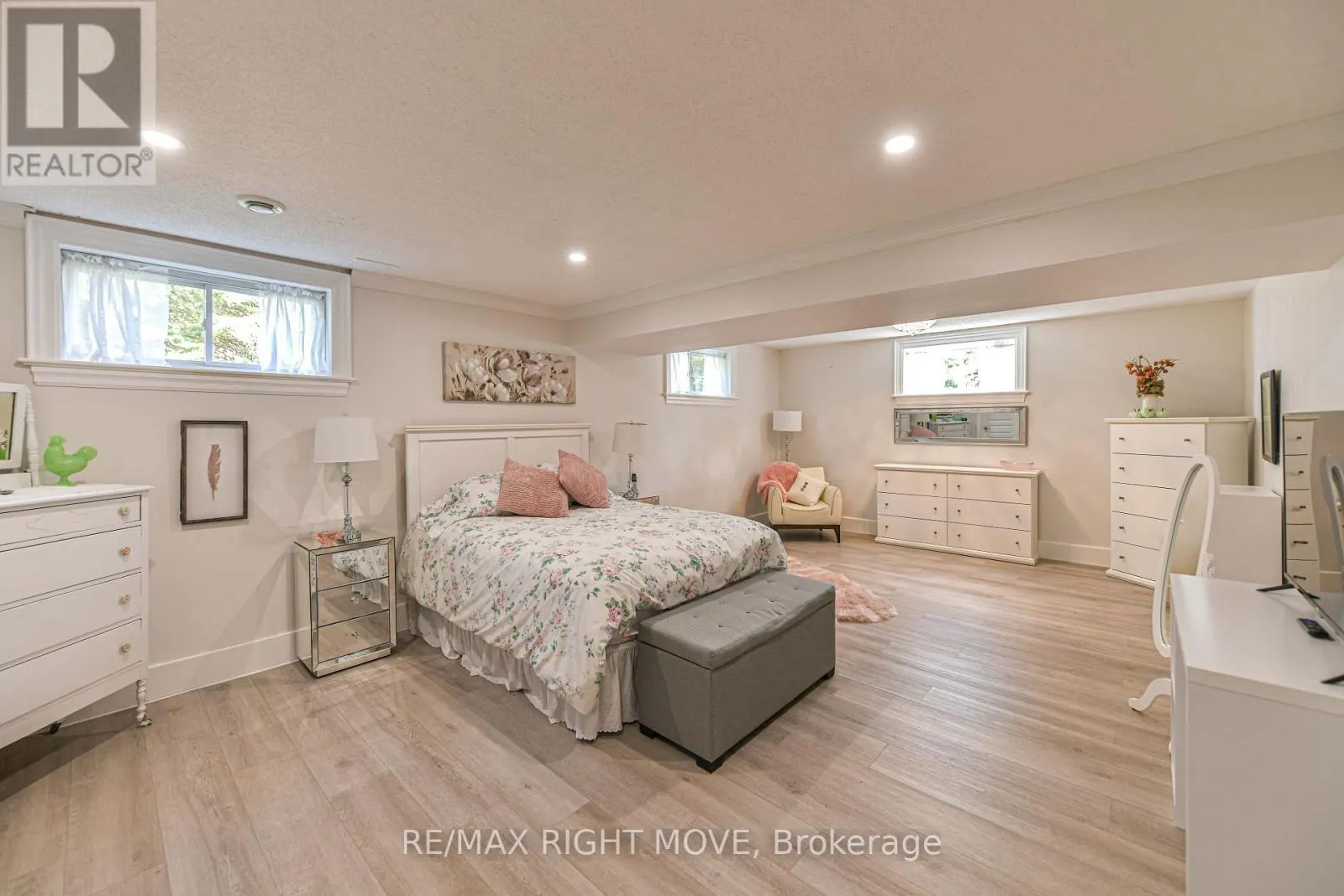 1043 HURLWOOD LANE