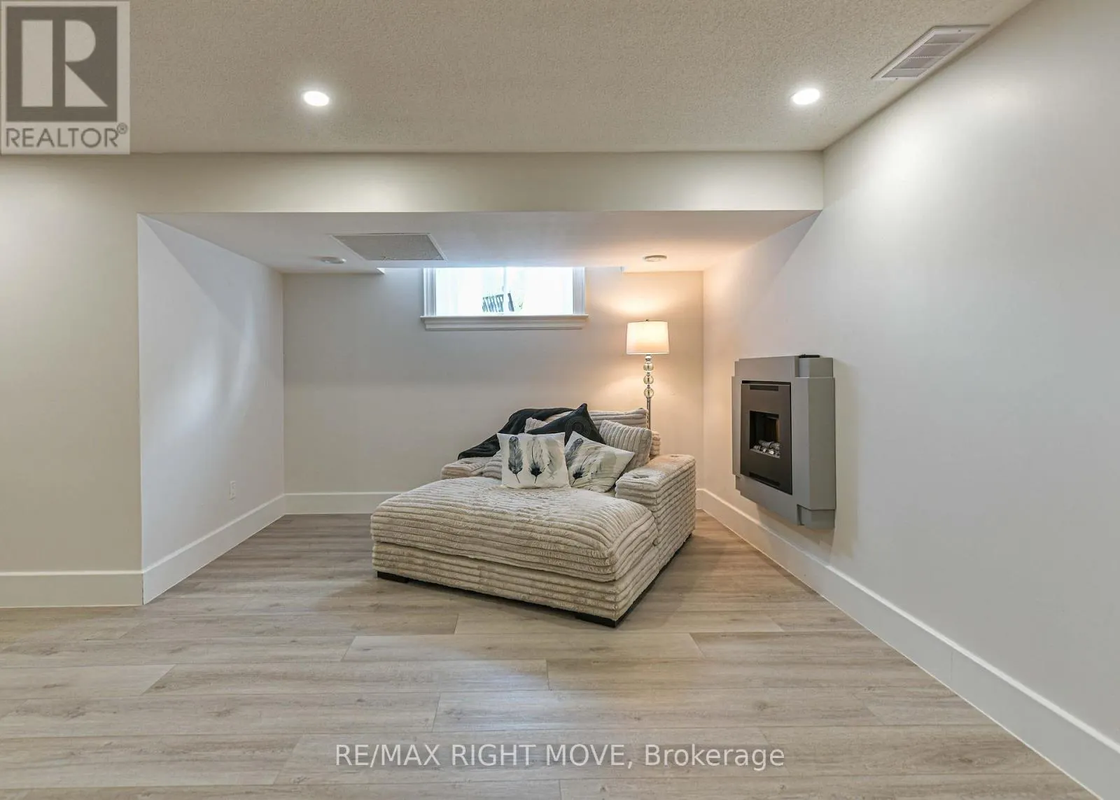 1043 HURLWOOD LANE