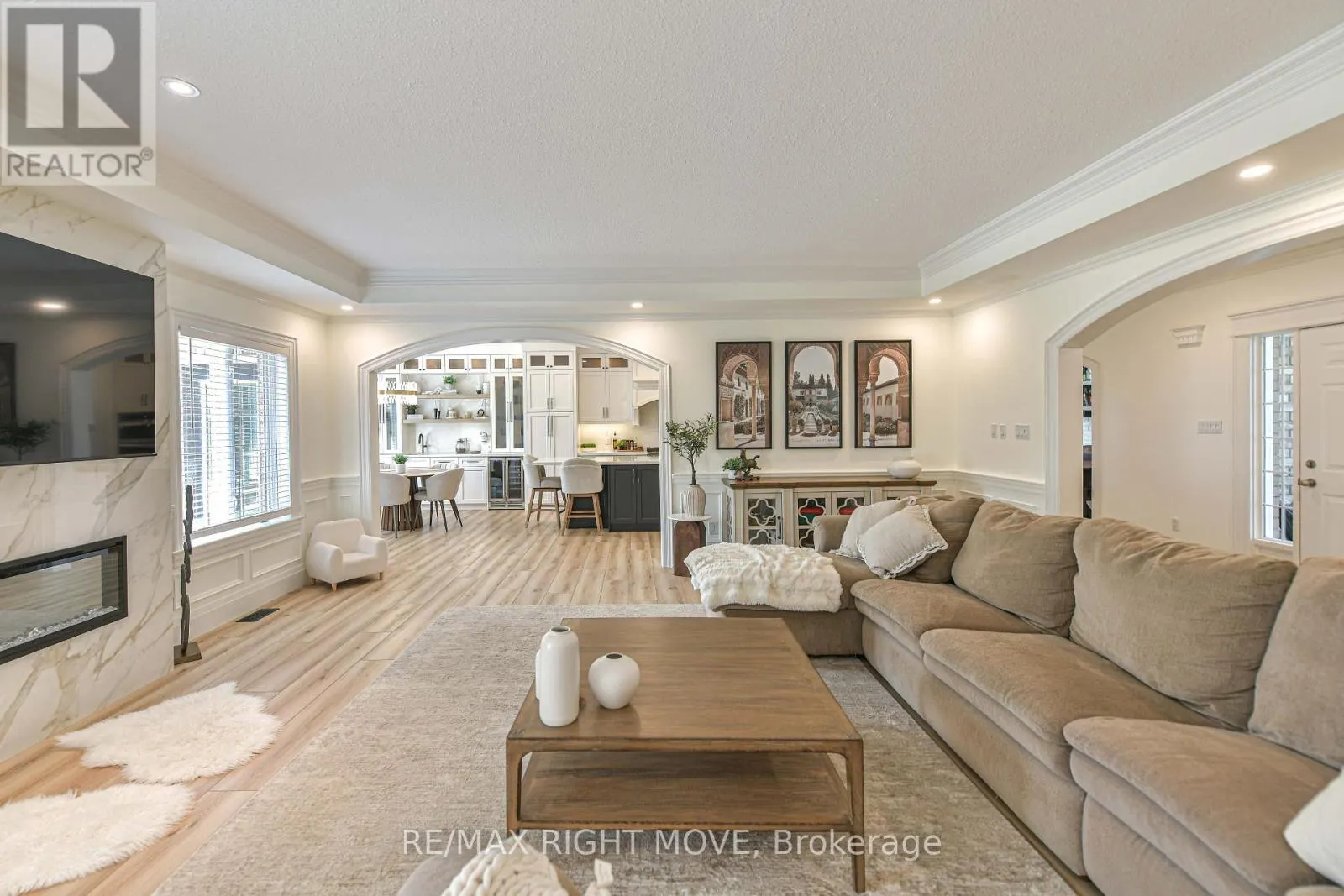 1043 HURLWOOD LANE