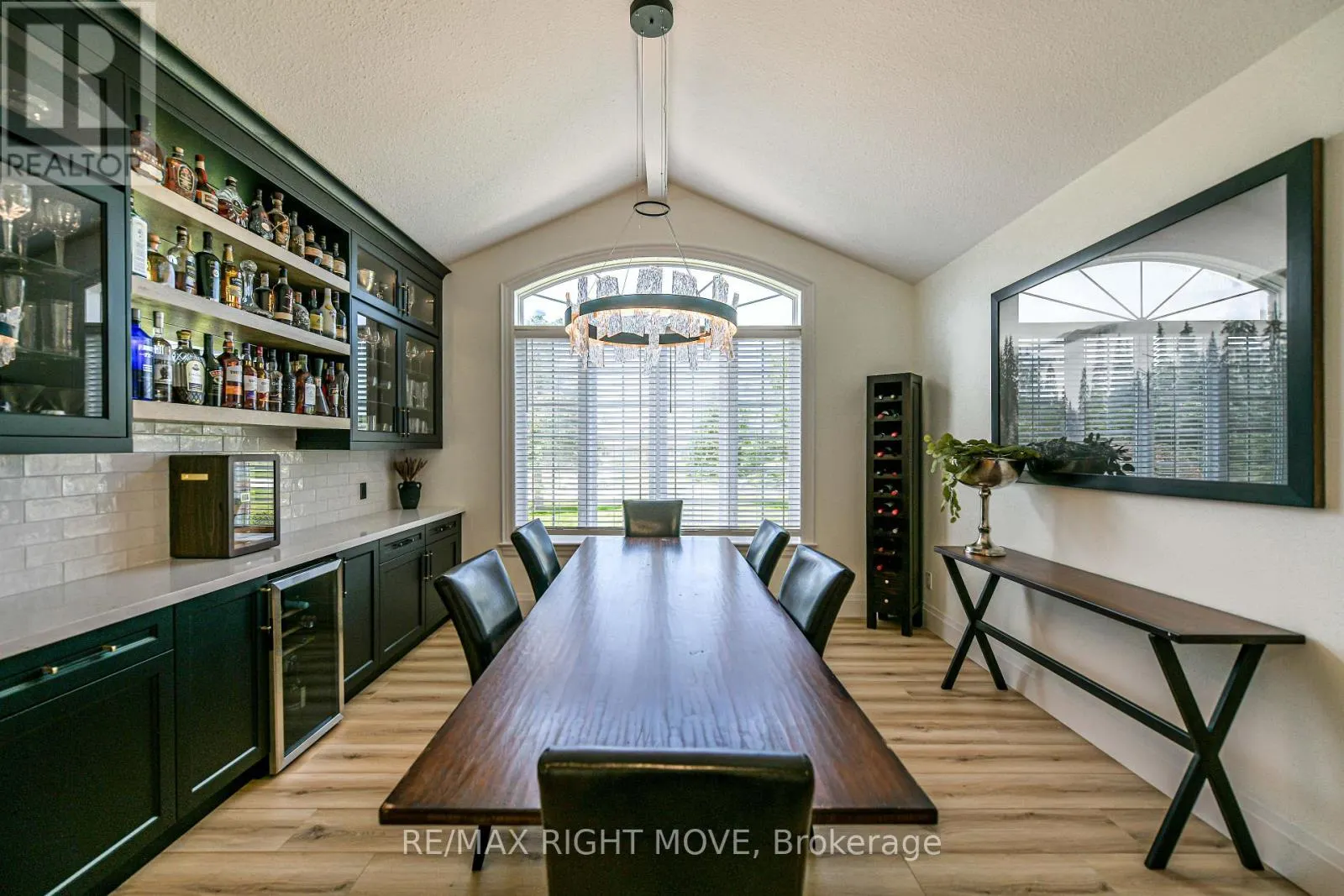 1043 HURLWOOD LANE