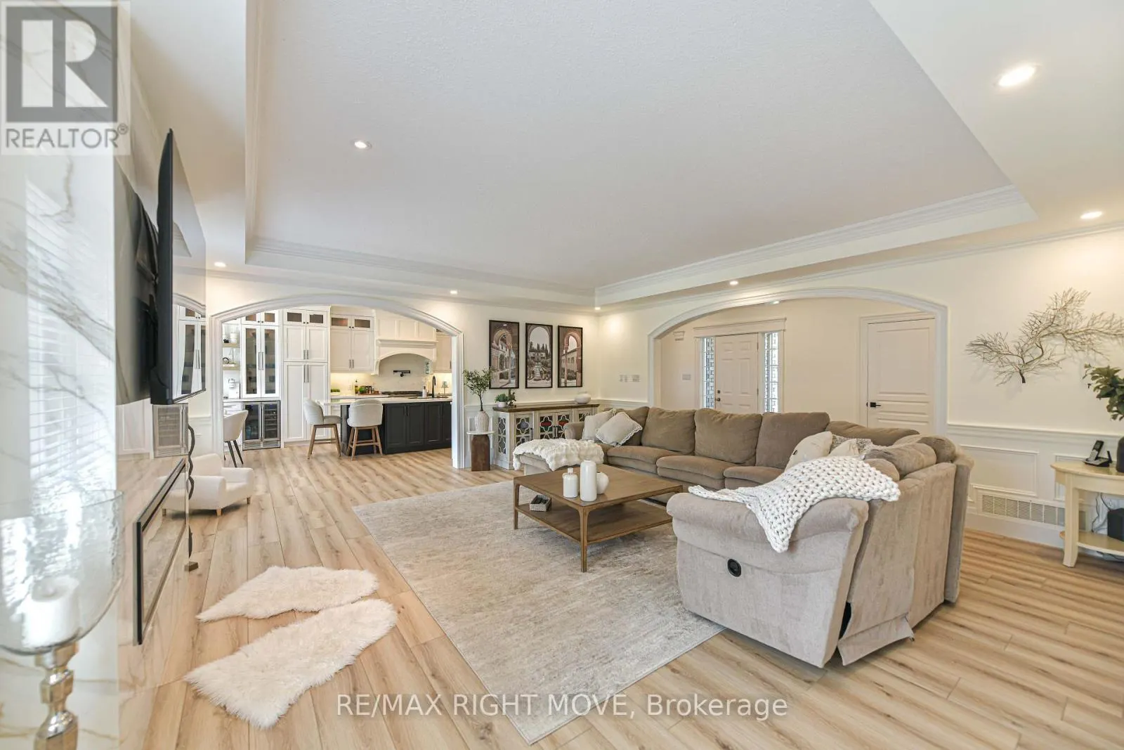 1043 HURLWOOD LANE