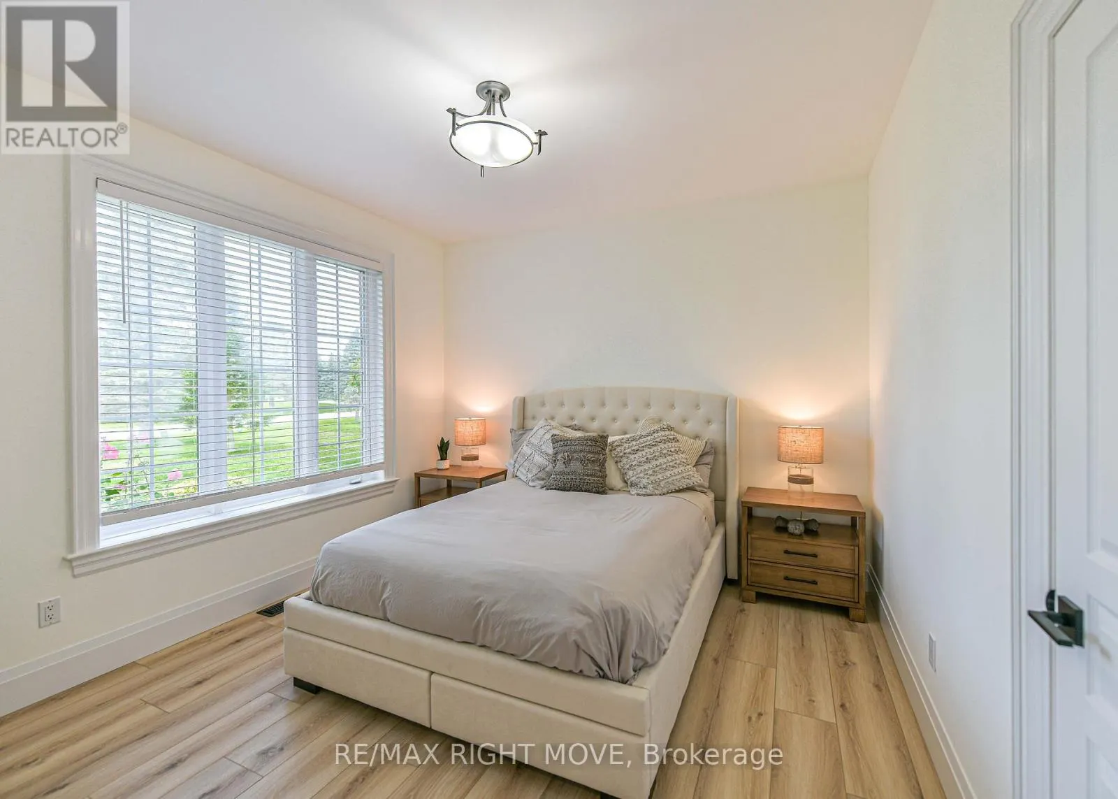 1043 HURLWOOD LANE