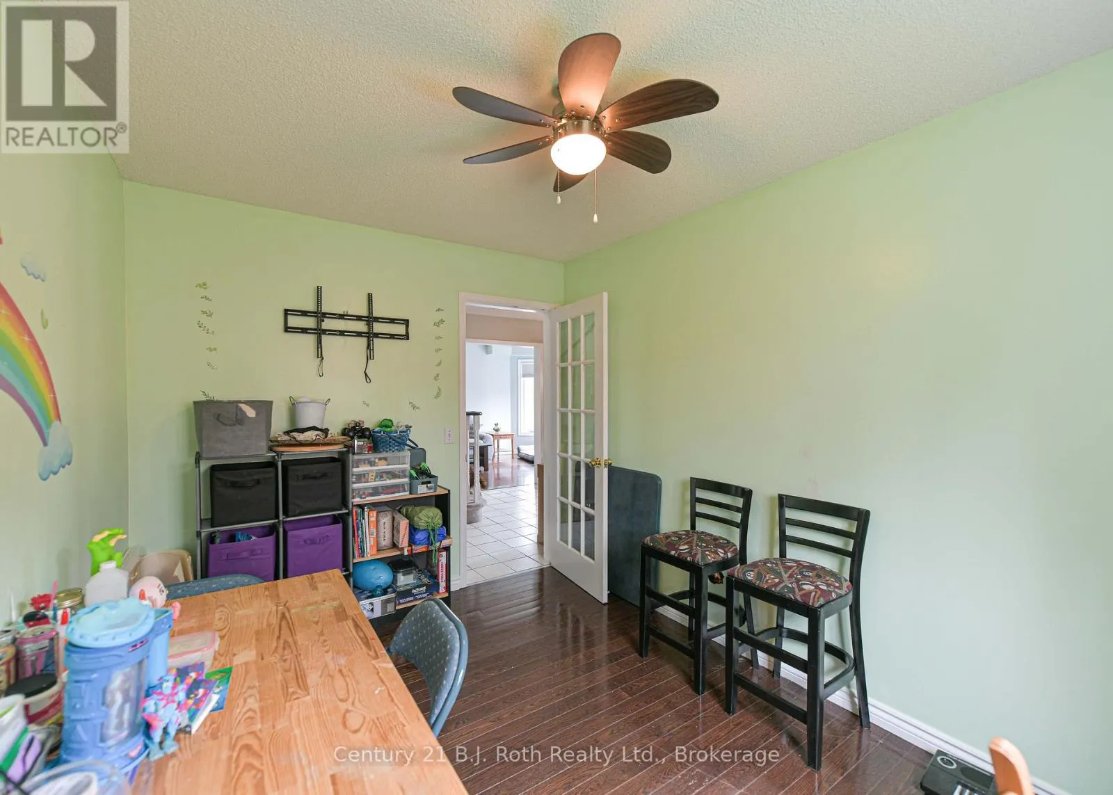 16 FRONTIER AVENUE