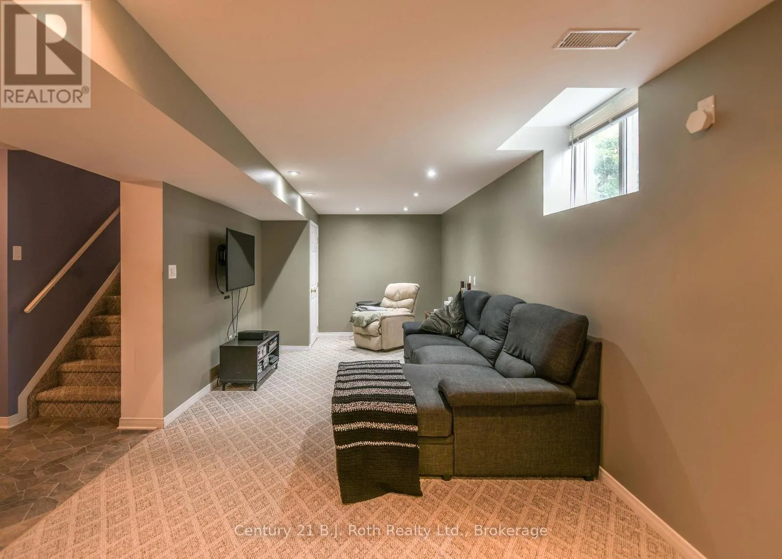 16 FRONTIER AVENUE