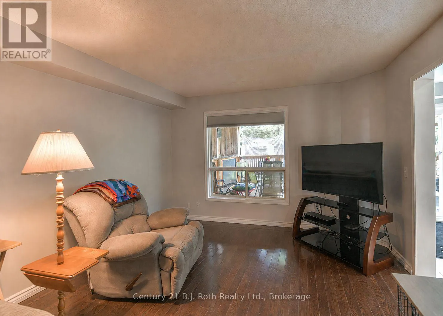 16 FRONTIER AVENUE