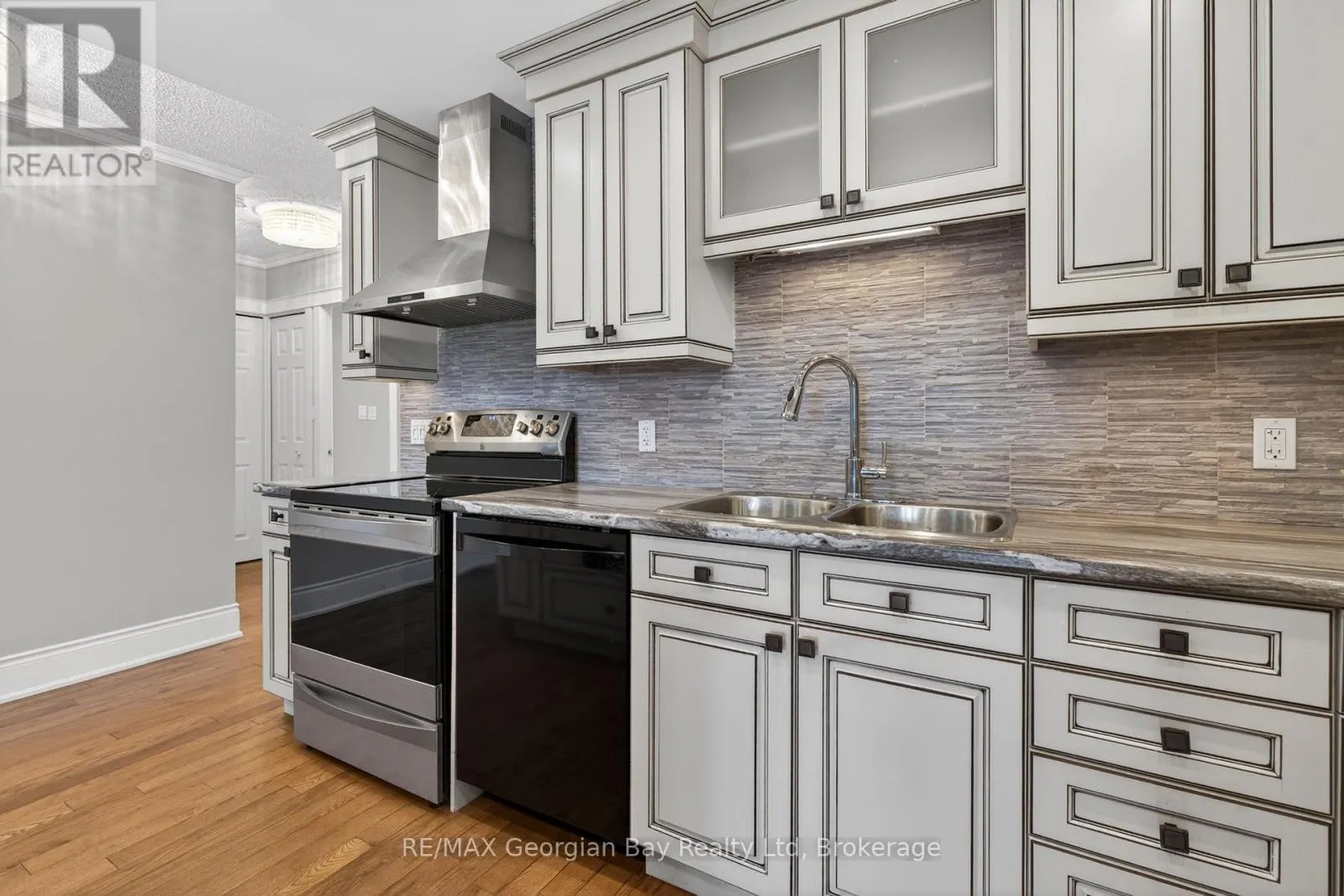 63 - 696 KING STREET #63