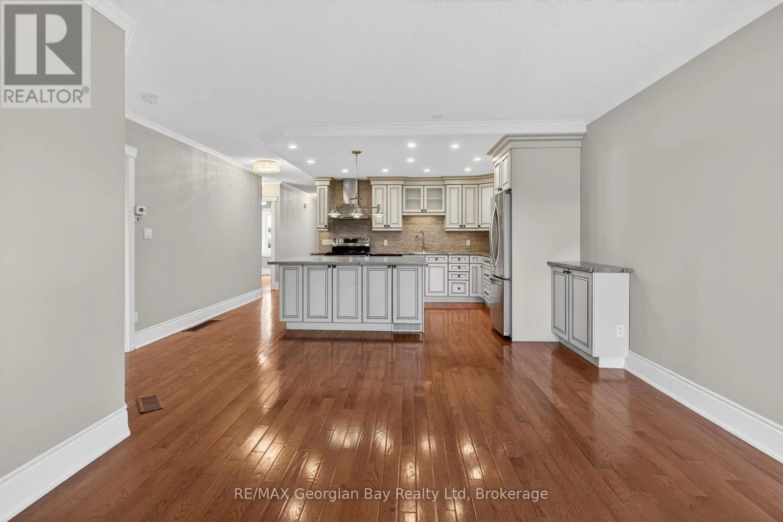 63 - 696 KING STREET #63
