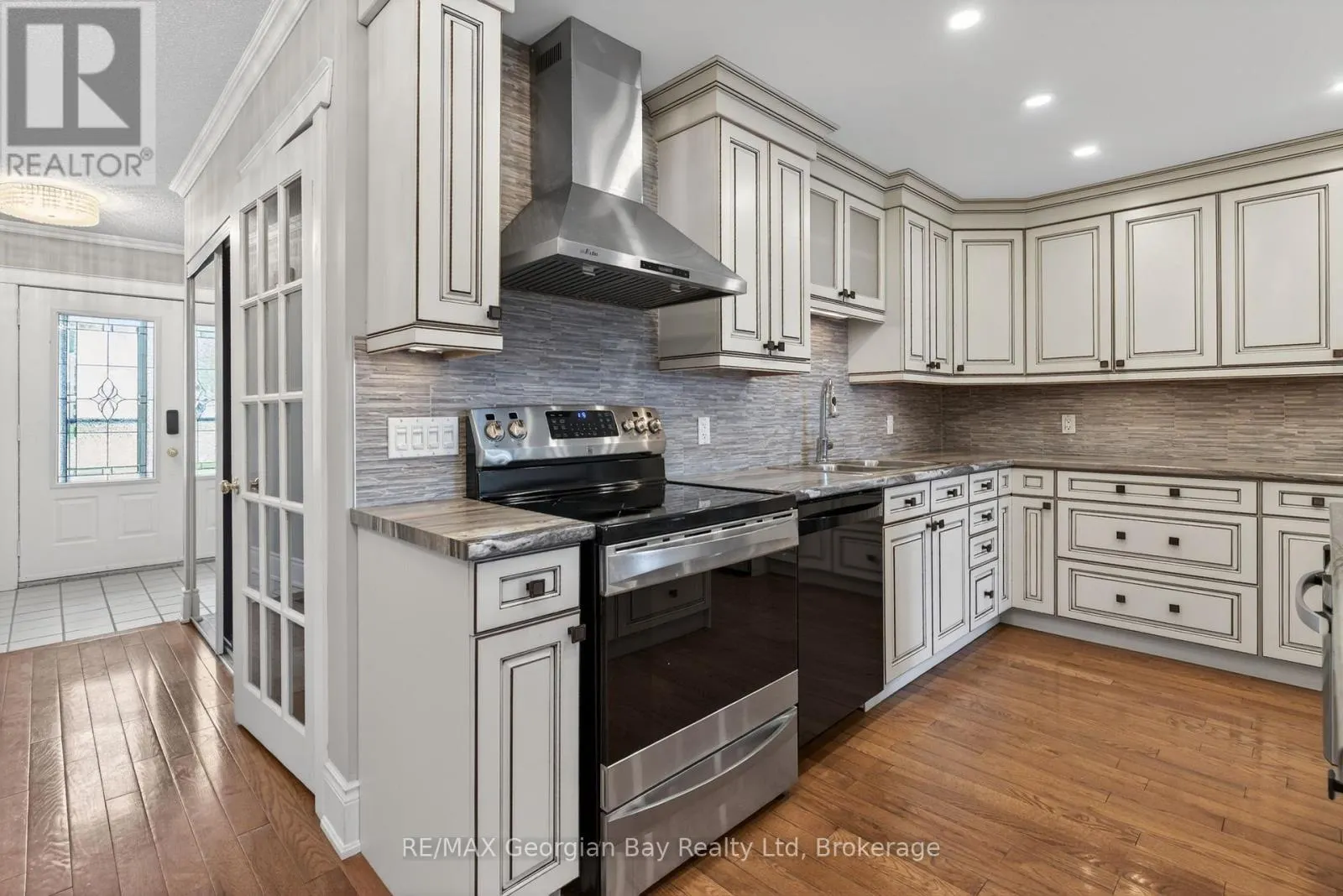 63 - 696 KING STREET #63