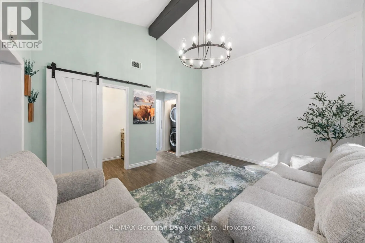 1745 TWIN OAKS CRESCENT