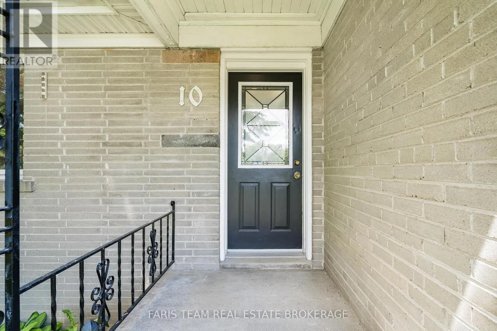 10 KAREN CRESCENT