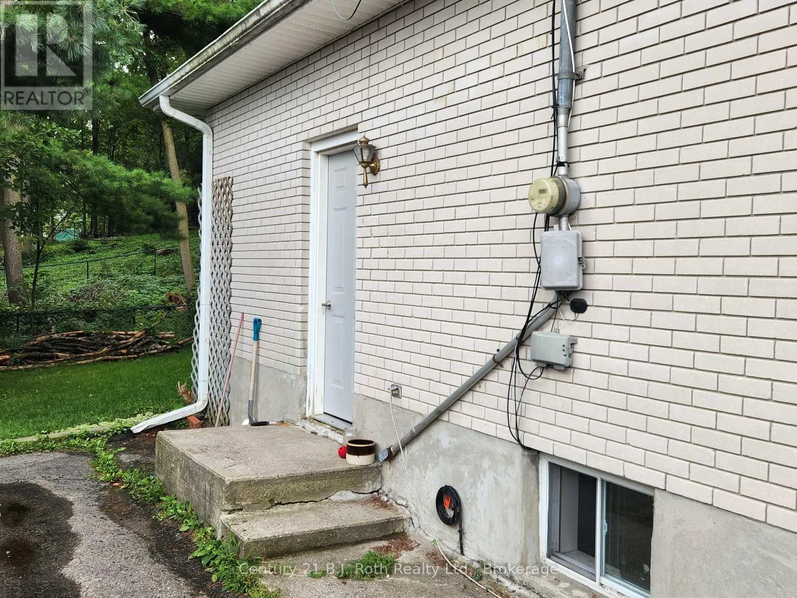 LOWER - 687 VICTORIA STREET #Lower