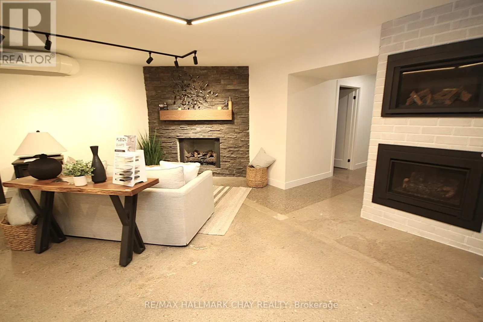 58 QUEEN ST STREET W
