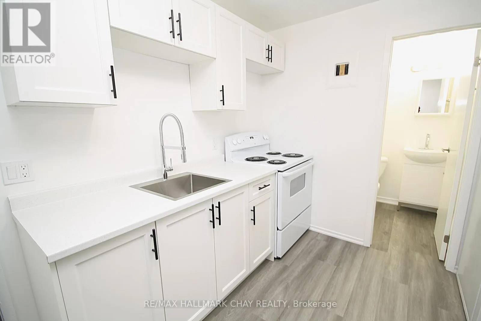 58 QUEEN ST STREET W