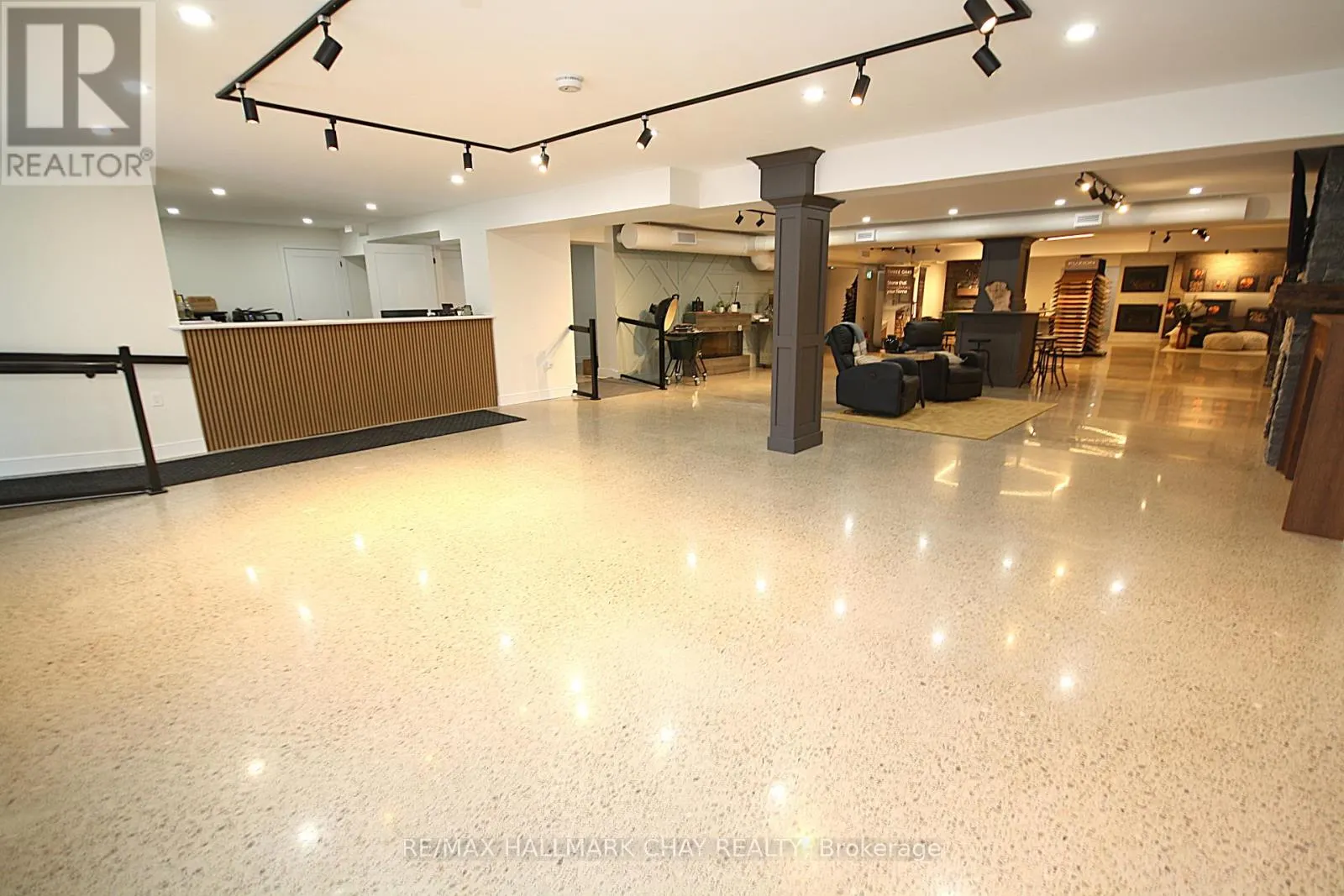 58 QUEEN ST STREET W