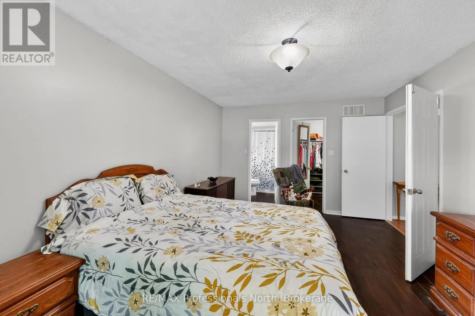 48 FAIRWAY CRESCENT