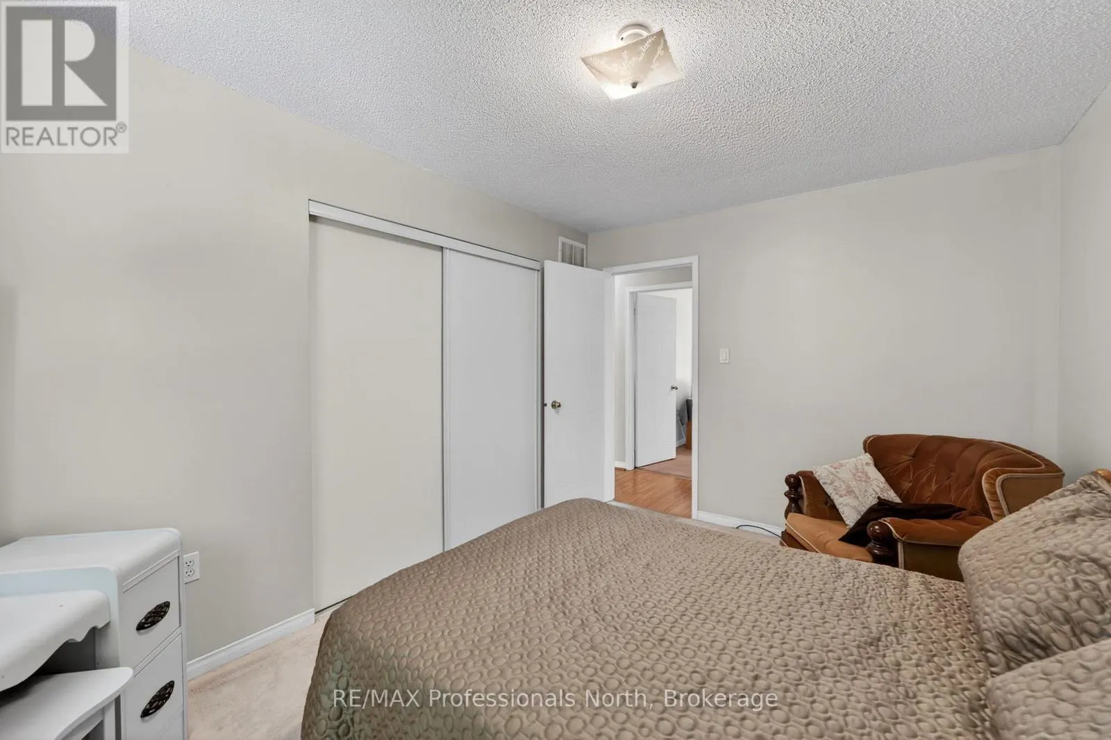 48 FAIRWAY CRESCENT