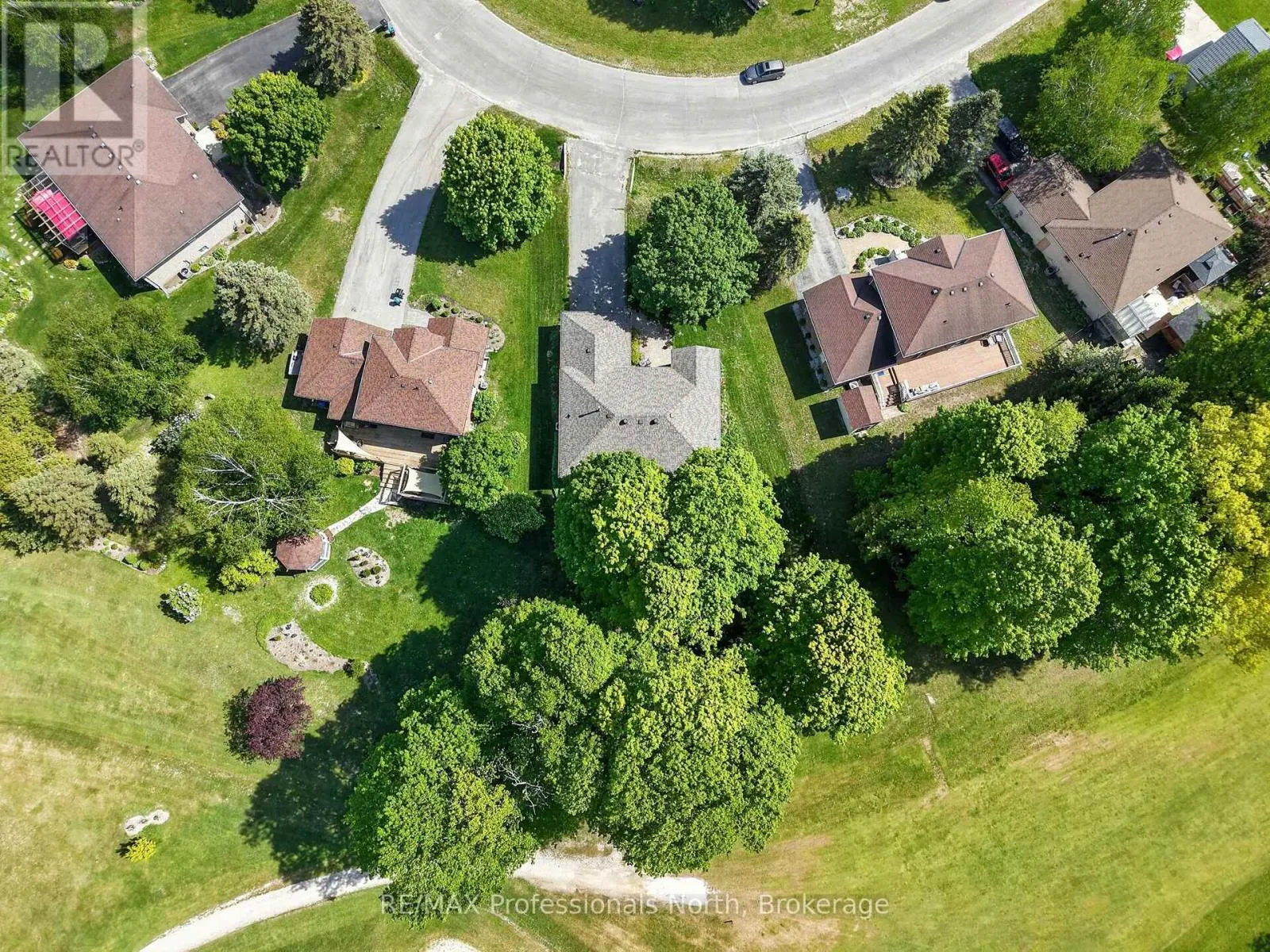 48 FAIRWAY CRESCENT