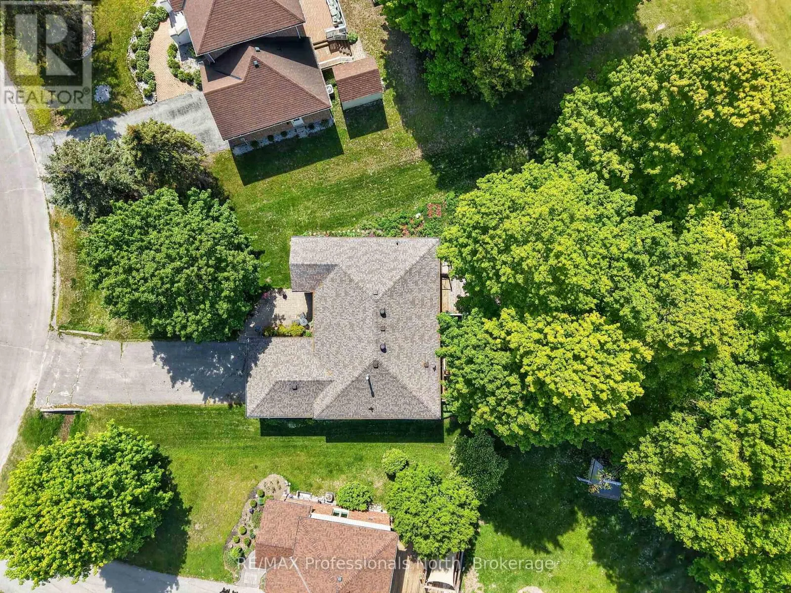 48 FAIRWAY CRESCENT
