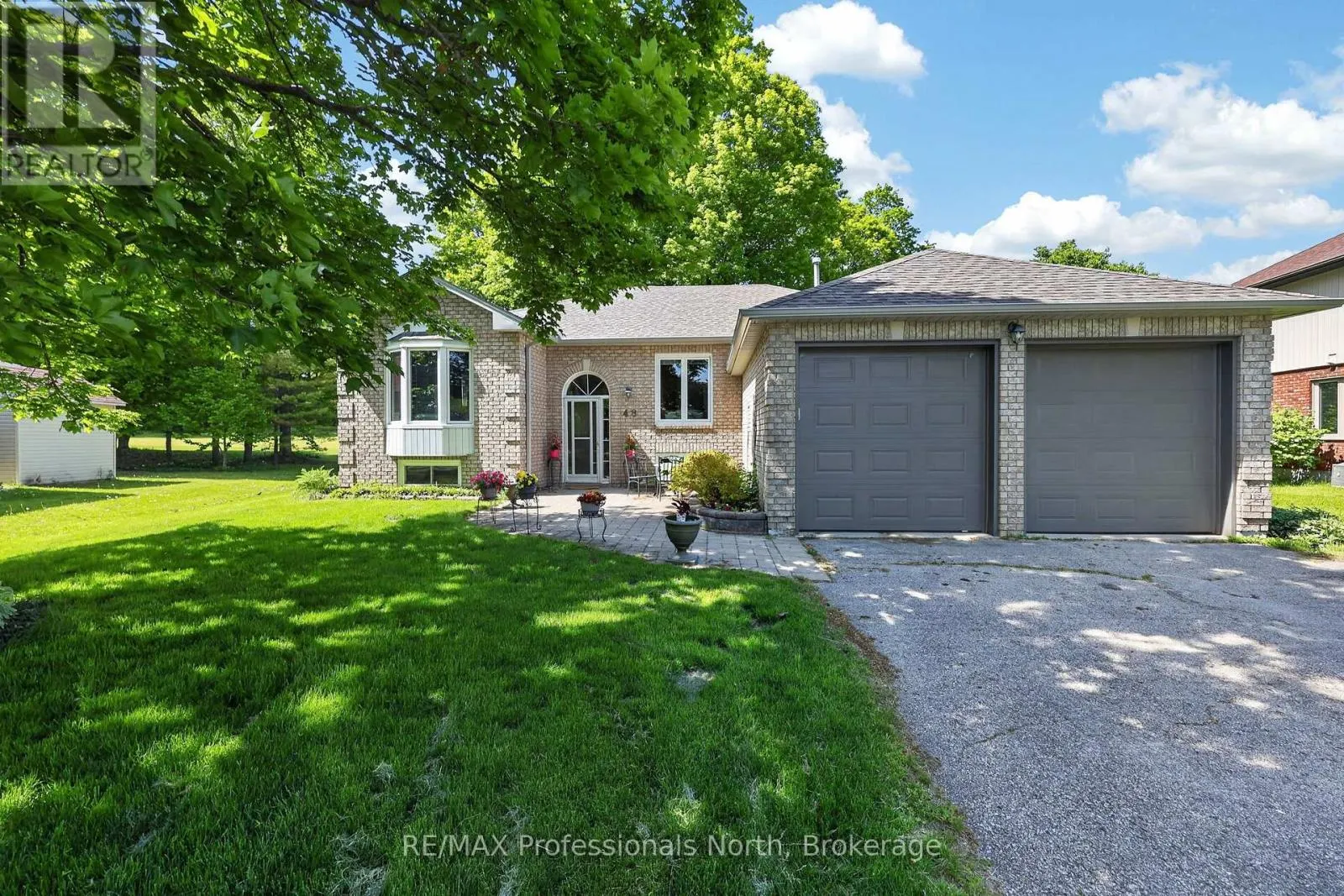 48 FAIRWAY CRESCENT